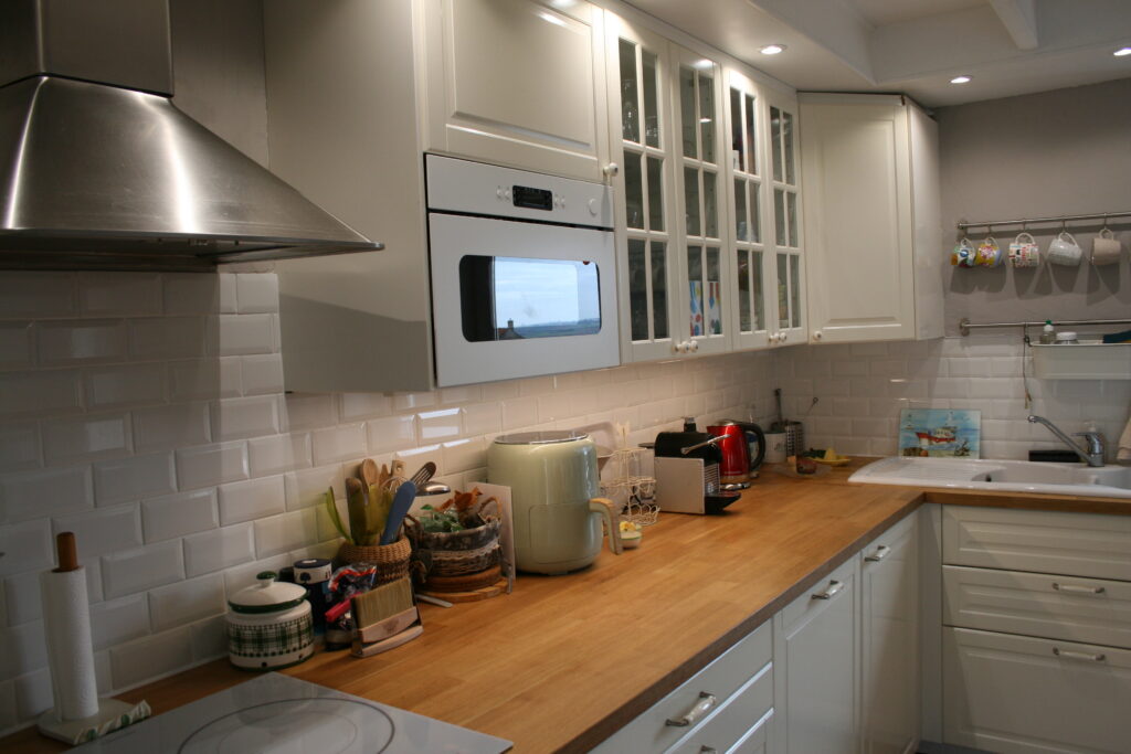 Plan de travail - Cuisine intégrée, lumineuse