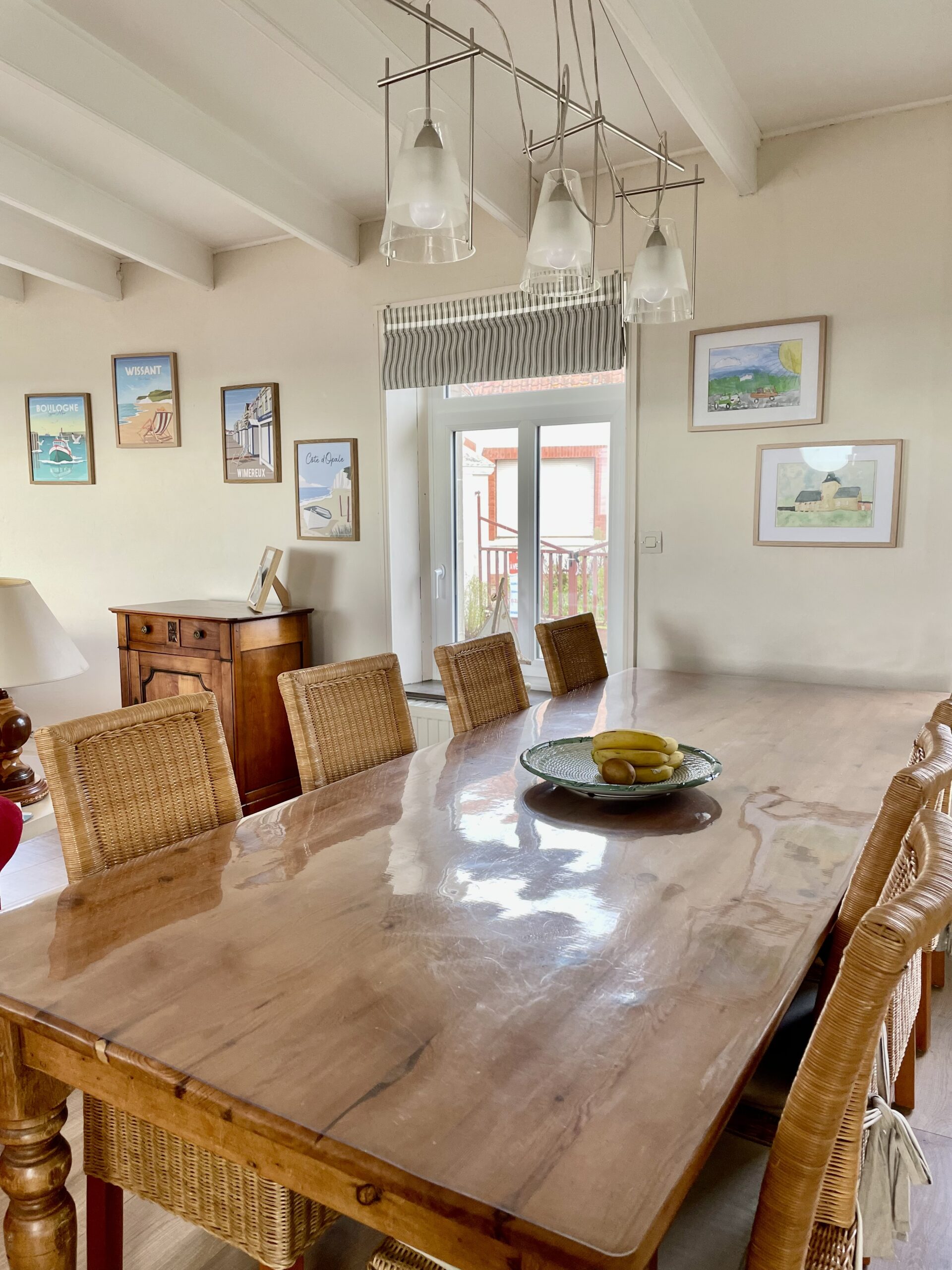 Grande salle à manger donnant sur cuisine équipée et salon