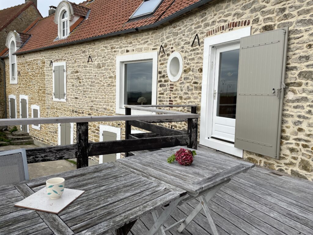 Terrasse, petit-déjeuner, matin, vue sur marais