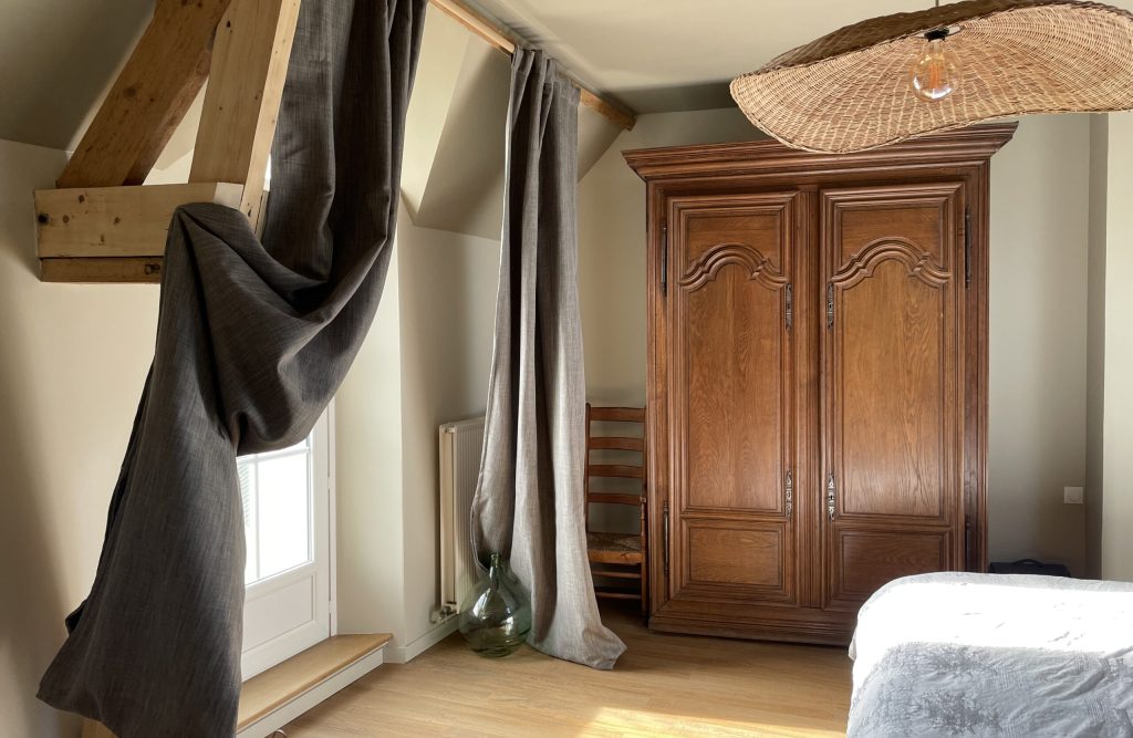 Chambre parentale avec vue sur marais